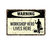 Plaque murale décorative vintage en métal amusante « Le héros de l'atelier y vit ici » pour les amateurs de bricolage, la décoration murale de garage et d'atelier