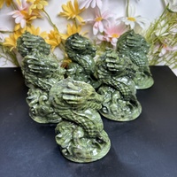Machine de pierre de roche en cristal naturel sculpté Dragon de jade vert sculptures artisanat en cristal pour la décoration de la maison
