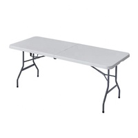 Tables pliantes en plastique pour événements et réceptions en plein air
