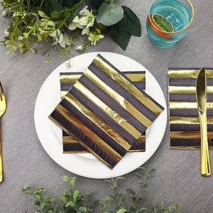 Schwarz-Weiß Gestreifte Personalisierte Papierservietten LR 6,5 Zoll Einweg mit Heißgoldprägung Modern Bedruckt für Hochzeit Cocktail Tisch - Product Image 1