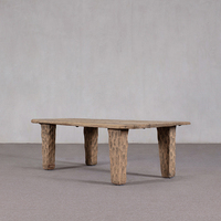 Table basse en bois massif à pieds sculptés, style organique antique, pour salon