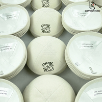 Kipots personalizados de pana color marfil con bordado verde caqui para boda judía