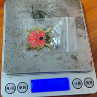 Vente en gros de colliers en alliage de zinc à l'esthétique gothique sombre, motif crâne de scarabée, avec placage nickel noir et impression UV