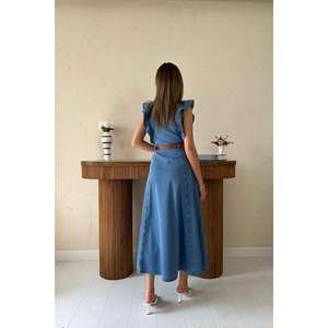 Robe en jean bleu décontractée d'été en gros, coupe chemise simple, volants, boutons décoratifs sur le devant, délavage clair, options mi-longue et longue - Product Image 1