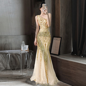 Vestido de noche - elegante y sofisticado vestido de fiesta para dama con un estilo largo y sensual - Product Image 5