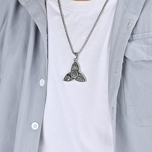 Collier vintage nordique avec nœud celtique triangulaire, pendentif mythologique Odin étoile lune soleil trinité en acier titane - Product Image 3