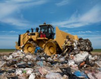 Compacteur de décharge 826K: puissance de 324 kW, poids de 40,917 kg, structure durable, idéale pour la manipulation des déchets difficiles et haute efficacité