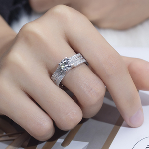 แหวนเพชรทรงกลมทองคำขาว 18K รุ่น MSR-1371 จาก Messi Jewelry สำหรับผู้หญิง - Product Image 5