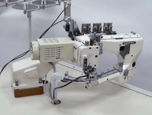Machine à coudre plate à point de recouvrement Kansai Special NFS6604GS d'occasion, 4 aiguilles, 6 fils, alimentation hors <span class=keywords><strong>bras</strong></span> avec couvercle supérieur - Product Image 2