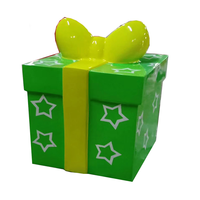Boîte cadeau de Noël en fibre de verre, décoration de Noël, statue de boîte cadeau de Noël grandeur nature en résine, présentoir de magasin, pièce maîtresse d'entrée