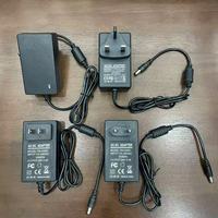 Adaptateurs secteur en gros pour les États-Unis, l'UE et le Royaume-Uni, 24V 1A 24W, en ABS, prise DC 2,5 mm, pour support de lampe LED et ordinateur portable mural
