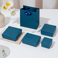 Boîte cadeau bleu marine avec logo personnalisé, insert doublé de tissu et impression noire pour la vente au détail de cosmétiques et d'accessoires