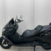 Scooter Maxi Honda Forza 250 d'occasion, excellent état. Moteur refroidi par liquide de 250 cm³, transmission automatique, entièrement fonctionnel.