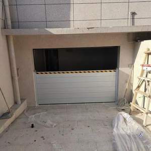 Barrière anti-inondation en aluminium argenté, facile à installer, taille personnalisable, pour porte de garage à domicile ; barrage anti-inondation modulaire imperméable, rapide - Product Image 1