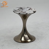 Table basse de décoration intérieure au design magnifique, pieds en laiton et plateau en marbre blanc, table en marbre d'intérieur, vente chaude