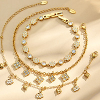 Collar con Colgante de Trébol de Cinco Hojas y Corazón Geométrico de Circonia Cúbica, Chapado en Oro de 18K, en Acero Inoxidable