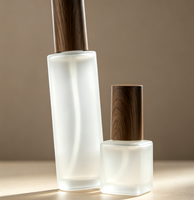 Bouteille en verre givré vide avec couvercle extérieur blanc, disponible en stock maintenant, pour kit de soins de la peau, emballage cosmétique, logo imprimable, plat