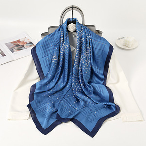 カスタムエレガントなヘッドスカーフ豪華なレディースショールスクエア110*110cm印刷馬シルクスカーフ卸売用 - Product Image 1