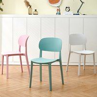 Chaise de restaurant multifonctionnelle en plastique de style nordique moderne avec dossier confortable et options personnalisables pour usage domestique et commercial