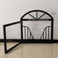 Solution de fenêtre de box pour chevaux moderne haut de gamme, structure en acier résistante aux intempéries, conception à ouverture coulissante pour une utilisation durable en écurie
