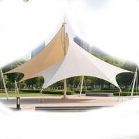 Structure de membrane tendue anti-âge personnalisée, auvent haute résistance à la déchirure, toile PVDF pour sites touristiques extérieurs, rues commerciales, places publiques