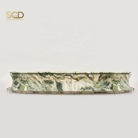 Kiosque de bar îlot ovale avec plateau en marbre vert, rail en bronze, maille diamantée dorée, auvent trompette, anneau LED, pour salon de luxe, personnalisé OEM