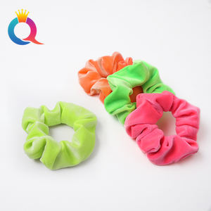 Qiyue Hot Sale 60 Kleuren Beschikbaar Groothandel Fluwelen Effen Haar <span class=keywords><strong>Scrunchies</strong></span> - Product Image 3