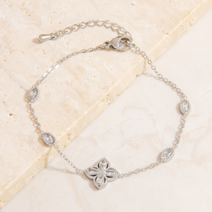 สร้อยคอจี้รูปใบโคลเวอร์สี่แฉกสแตนเลสสตีลประดับเพชรคิวบิกเซอร์โคเนียแบบฝังขอบ สำหรับเป็นของขวัญ เครื่องประดับแฟชั่น - Product Image 2