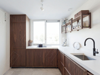 Armoire en OSB à structure nervurée avec design squelette apparent, meuble moderne et écologique