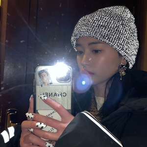 Bán Buôn Xu Hướng Rắn Màu Casual Dệt Kim Beanie Reversible Đêm Thể Thao Ngoài Trời Mùa Đông Acrylic Phản Quang Beanie - Product Image 1