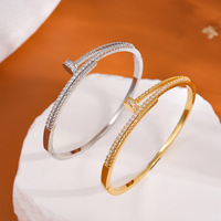 Bracelet jonc élégant et tendance pour femme, plaqué or 18 carats, avec zircon et breloque en cuivre, design personnalisé pour ongles, micro-incrustation, idéal pour les fêtes, options de vente en gros