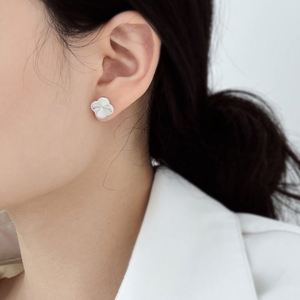 ต่างหูเงินแท้ 925 ชุบทองคำขาว 18K ดีไซน์ใบโคลเวอร์สี่แฉก ขนาด 10 มม. 12 มม. รุ่น Dylam Charm High Jewel ลวดลาย Larse Texture นำโชค - Product Image 6