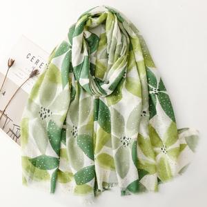 Nuevos diseños de chales estampados florales, lámina dorada de poliéster, estola personalizada de alta calidad, bufanda <span class=keywords><strong>grande</strong></span> para mujer, funda de <span class=keywords><strong>playa</strong></span>, <span class=keywords><strong>Foulard</strong></span> - Product Image 4