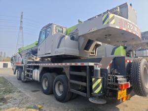 Grue mobile sur camion d'occasion ZOOMLION 55 tonnes ZTC55H5-1, modèle 2023, <span class=keywords><strong>2000</strong></span> heures, hauteur de levage 48m, moteur Tadano Yuchai, 15 tonnes - Product Image 3