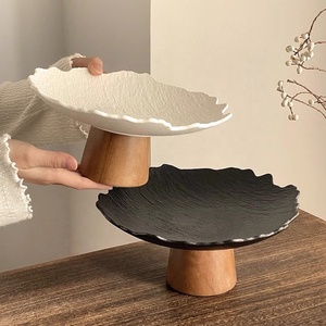Assiettes créatives en céramique à bord irrégulier Base en bois Bols à collation décoratifs pour table Assiette à dessert pour gâteau et fruits - Product Image 3