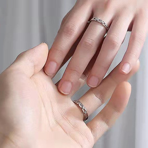 Anello Geometrico in Acciaio Inossidabile F1320, Gioiello Unisex Moderno e Alla Moda, Design Semplice, Regalo per Uomini e Donne - Product Image 1