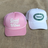 Casquettes de sport décontractées unisexes de haute qualité avec logo brodé en relief personnalisé, en mousse polyester, 5 panneaux, dos en maille, visière incurvée, style trucker