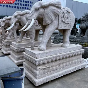 屋外の庭の大きな白い大理石の象の像の彫刻