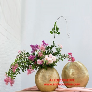 แจกันดอกไม้อลูมิเนียมสีทองสไตล์อเมริกันสมัยใหม่ ดีไซน์ใหม่ ทำด้วยมือ พิมพ์ลายได้ตามต้องการ เป็นมิตรกับสิ่งแวดล้อม เหมาะสำหรับตกแต่งบ้าน โรงแรม งานแต่งงาน และงานปาร์ตี้ - Product Image 2