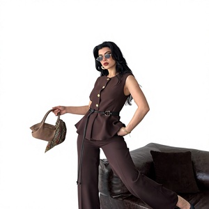 Ensemble de costume élégant en satin marron pour femme avec haut sans manches boutonné et pantalon long, idéal pour l'automne - Product Image 1