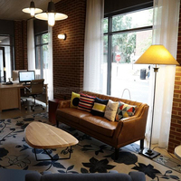 Meubles de réception en forme de L sur mesure pour hôtel boutique, canapés modernes avec banc et table