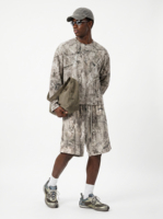 T-shirt ample à manches longues en tissu gaufré, respirant et anti-humidité, avec motif camouflage branche d'arbre, style rétro urbain et design brodé imprimé.