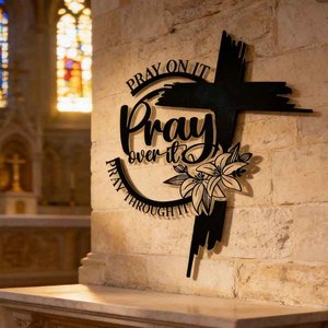 Decorazione da <span class=keywords><strong>parete</strong></span> in metallo con croce in stile Art Déco personalizzata 'Pray on IT Pray Over IT Pray Through IT' - Arte della fede cristiana per la casa e la chiesa - Product Image 2
