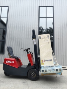 מלגזה חשמלית לשטח קשה 4.0 טון סוללת ליתיום-יון תורן דו-שלבי צמיגי שטח עמידים במים לשימוש חיצוני - Product Image 2