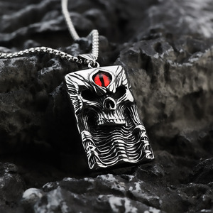 จี้รูปหัวกะโหลกสี่เหลี่ยมสแตนเลสฝังตาสีแดงสำหรับผู้ชาย สร้อยคอของขวัญ - Product Image 4