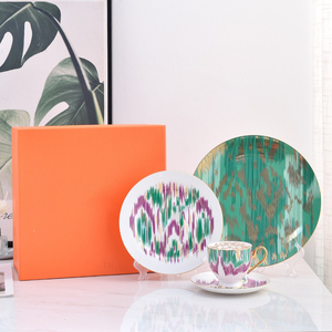 Ensemble de 4 assiettes et tasses en porcelaine fine européenne à prix réduit - Product Image 1