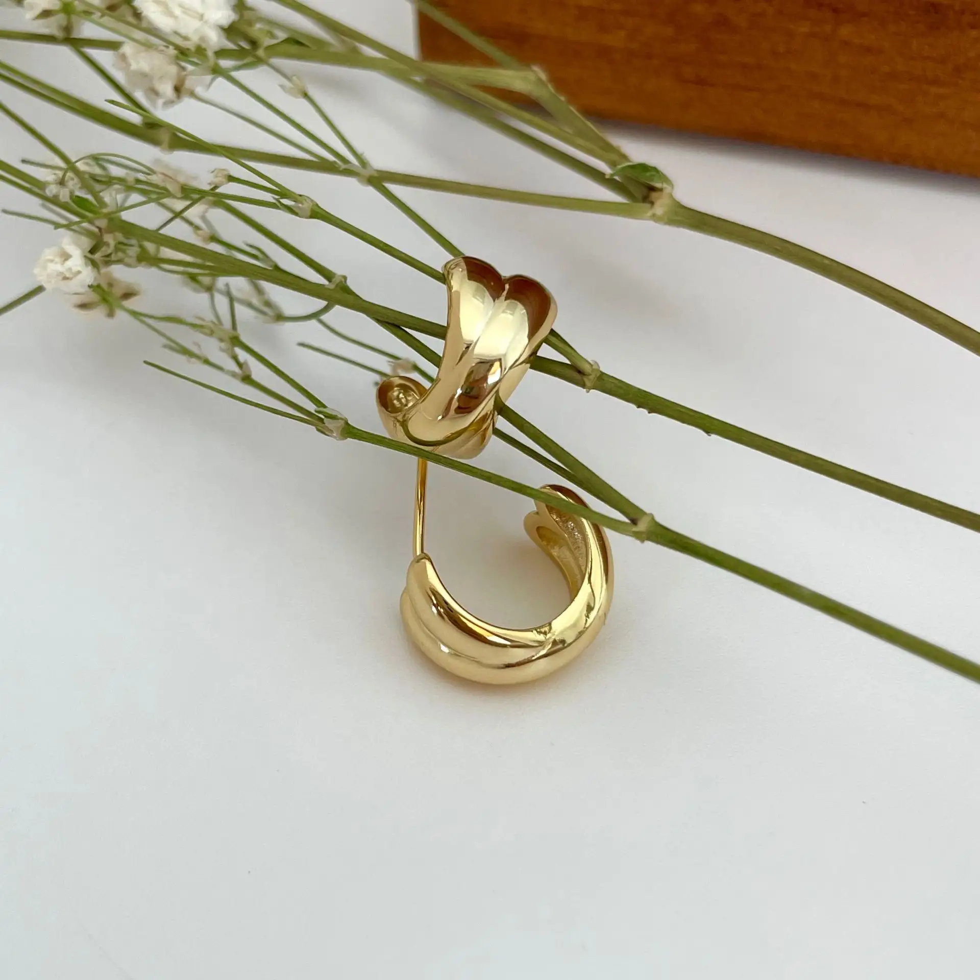 Boucles d'oreilles minimalistes fabricant de bijoux personnalisé top vente de haute qualité plaqué or croix moderne c forme boucles d'oreilles créoles