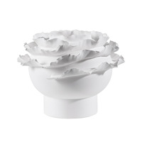 Vase en céramique fait main avec des détails floraux façonnés à la main, ornement décoratif créatif unique