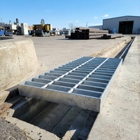 Grille de couverture de caniveau en métal, grille en acier galvanisé à chaud pour le drainage des eaux usées des routes municipales