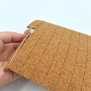Feuille <span class=keywords><strong>de</strong></span> joint en caoutchouc <span class=keywords><strong>de</strong></span> liège EVA résistant à la chaleur avec protecteur <span class=keywords><strong>de</strong></span> bord <span class=keywords><strong>de</strong></span> type adhésif - Product Image 4